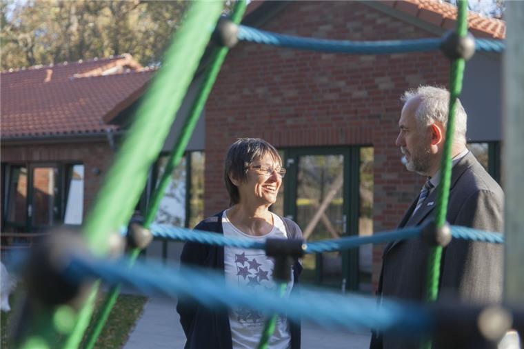 Wurster Nordseeküste: In diesen Berufen fehlt Personal Erzieherin Ilse Bongert und Fachbereichsleiter Wilhelm
Flaswinkel von der Gemeinde Wurster Nordseeküste sind sich einig: Die Personalsituation im Kita-Bereich ist schwierig.