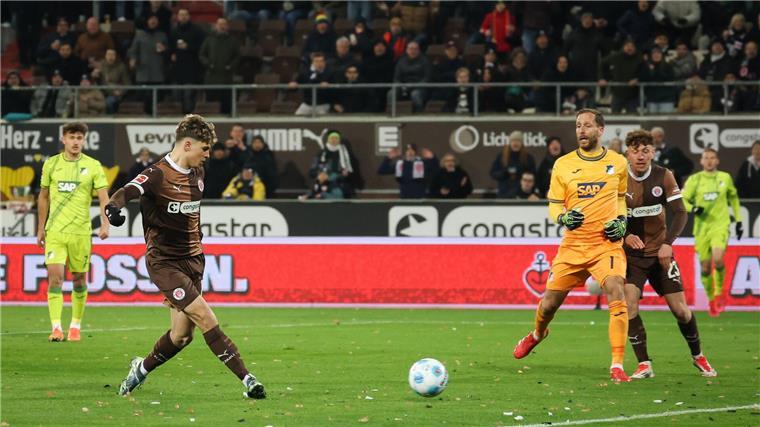 St. Pauli gewinnt nach Baumann-Fehler gegen Hoffenheim Erzielte das 1:0: FC St. Paulis Noah Weißhaupt.