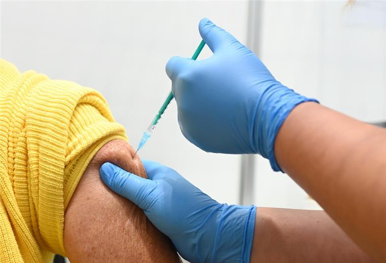  Claudia Kreil (r) vom Impfzentrum am Robert-Bosch-Krankenhaus verabreicht eine Auffrischimpfung gegen das Coronavirus. 