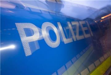 Das Wort Polizei auf der Karosserie eines Polizeifahrzeugs (gestellte Szene, Wischeffekt durch Langzeitbelichtung). (zu dpa: «Polizeieinsatz nach mutmaßlicher Bedrohung in Karlsruhe»)