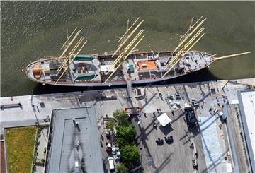 Die "Schulschiff Deutschland" liegt im Neuen Hafen Bremerhaven.