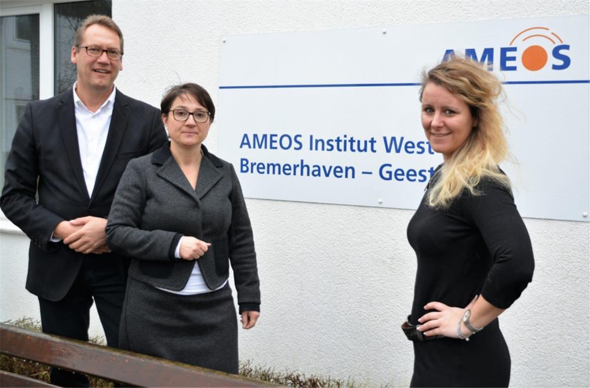 Krankenpflegeschule: Neue Konkurrenz bereitet Ameos Sorgen Es bleibt wie es ist am Ameos Institut West. Die Ausbildung der Pflegefachkräfte wird am Standort in gewohnter Form weitergeführt. Von links: Unternehmenssprecher Gerald Baehnisch, die Direktorin für Aus-, Fort- und Weiterbildung Jutta Heitker und Schulleiterin Nicole Lipinski.