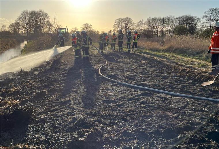 Feuer in Asylunterkunft und Vegetationsbrand fordern Feuerwehren im Kreis Rotenburg Rotenburg: Schwelbrand in Unterkunft und Vegetationsfeuer halten Feuerwehr in Atem