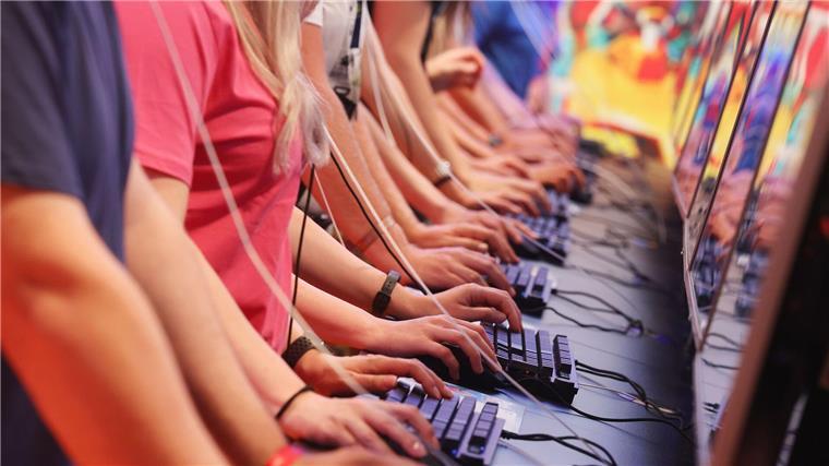 Es darf gezockt werden: Gamescom-Besucher probieren neue Spiele aus.