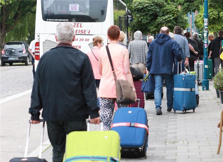 Chaos am Hauptbahnhof Bremerhaven: So reagieren Grantz und CDU Es fahren keine Züge: Reisende mussten am Bremerhavener Hauptbahnhof in den Bus einsteigen.