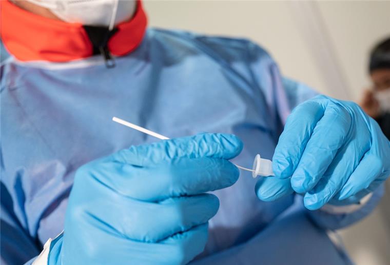 Bremerhaven: Corona-Infektionen in Behindertenwohnheim Ein DRK-Helfer führt in einer Teststation einen Corona-Schnelltest durch.