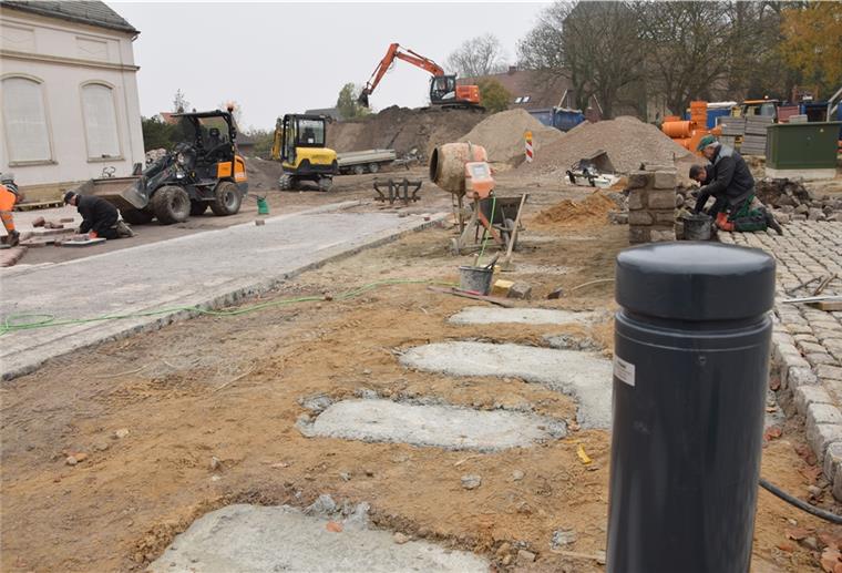 Nordenham: Neuer Dorfplatz im Ortsteil Blexen wird später fertig Es geht sichtbar voran in der Blexer Dorfmitte. Doch der ursprüngliche Plan der Stadt, die Arbeiten fristgerecht bis Jahresende abzuschließen, musste verworfen werden.