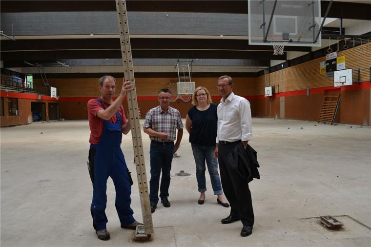 Hagener Sporthalle wird saniert Es geht voran in der Hagener Kreissporthalle. Darüber freuen sich (von links): Hausmeister Jens Lüllmann, Hagens Bürgermeister Andreas Wittenberg, die Schulleiterin der Haupt- und Realschule, Nadine Bischoff und Schuldezernent Friedrich Redeker.