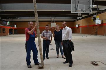 Es geht voran in der Hagener Kreissporthalle. Darüber freuen sich (von links): Hausmeister Jens Lüllmann, Hagens Bürgermeister Andreas Wittenberg, die Schulleiterin der Haupt- und Realschule, Nadine Bischoff und Schuldezernent Friedrich Redeker.
