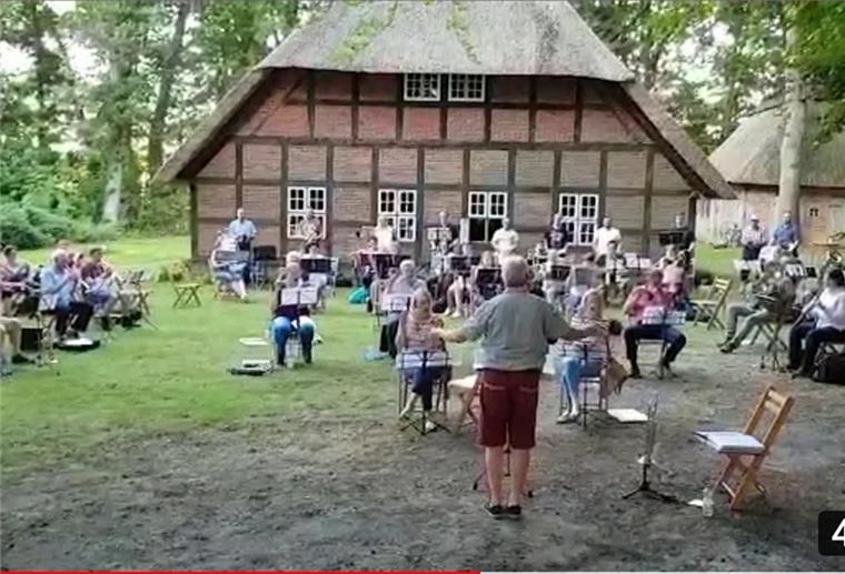 Musiker zeigen sich nach Zwangspause motiviert „Es geht weiter“: Kreisprobe in Corona-Zeiten an der frischen Luft und unter den alten Bäumen am Selsinger Heimathaus in der Greven Worth.