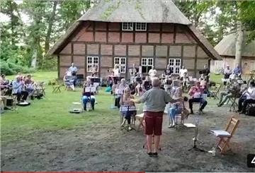 „Es geht weiter“: Kreisprobe in Corona-Zeiten an der frischen Luft und unter den alten Bäumen am Selsinger Heimathaus in der Greven Worth.