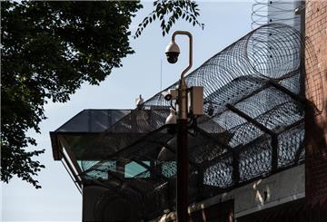  Ein Wachturm der Justizvollzugsanstalt (JVA) Moabit wird von einem Sicherheitszaun eingerahmt. 