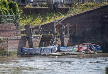 Boote liegen an der  Kaje beim Liegeplatz der Boote des Kanuvereins Unterweser in Bremerhaven.