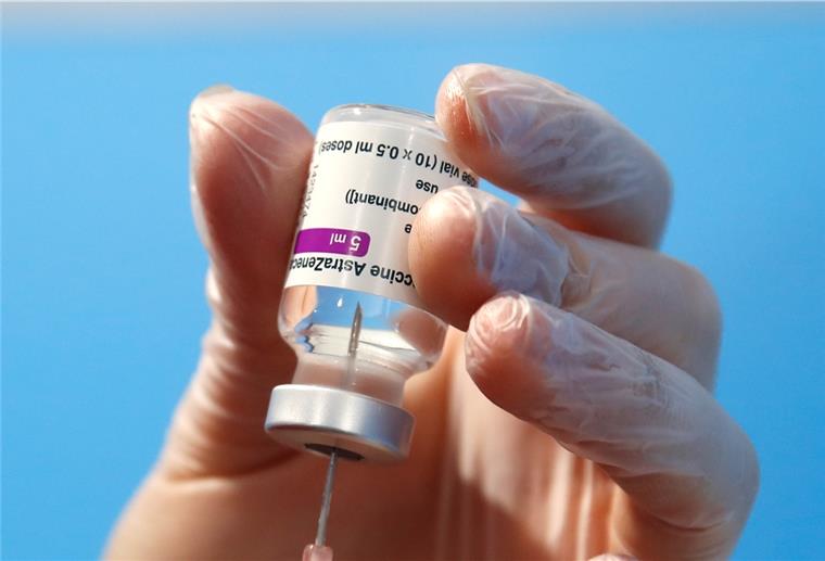 Ein Mitarbeiter des Gesundheitswesens bereitet eine Dosis des AstraZeneca-Impfstoffs für die Verabreichung in einem Impfzentrum in Fiumicino, in der Nähe des internationalen Flughafens von Rom, vor. 