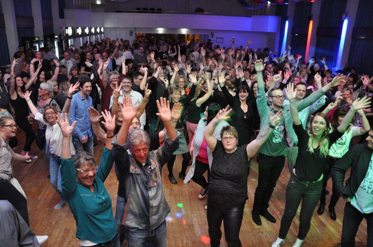 Es gibt sie noch, die gut besuchten Veranstaltungen in der Friedeburg. Das Foto ist bei der AC-Party entstanden, die dort im April stattfand. Doch die Zahl der Stadthallen-Besucher ist insgesamt rückläufig. Ein Gutachter soll prüfen, was sich ändern muss, damit es wieder aufwärtsgeht.