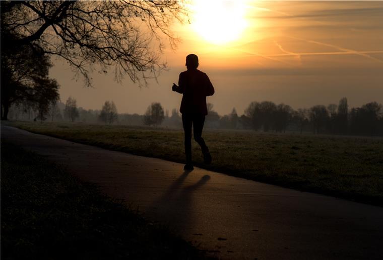 Sport sorgt für Glücksgefühle in der dunklen Jahreszeit Es gibt viele gute Gründe, auch an kalten Wintertagen die Laufschuhe anzuziehen und sich körperlich zu betätigen.