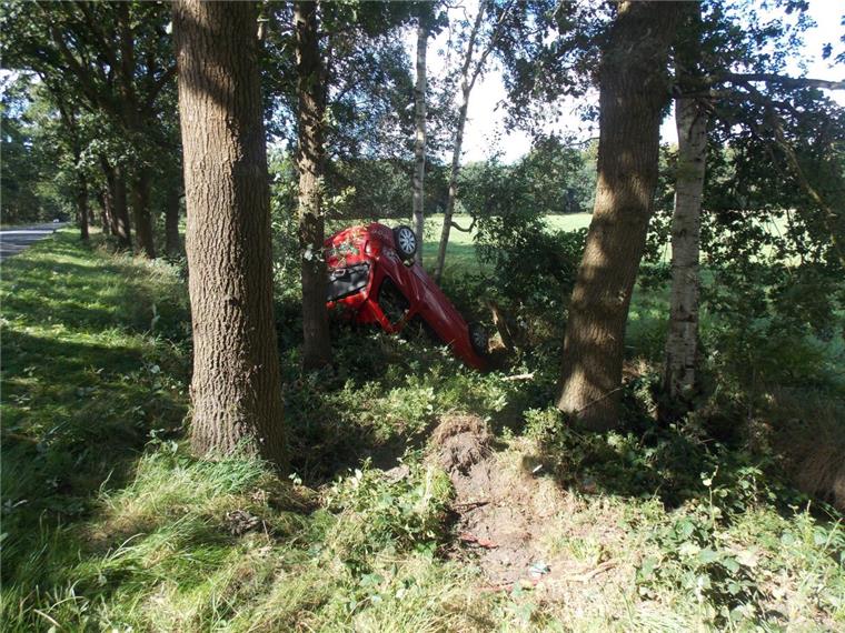 Es hätte noch wesentlich schlimmer kommen können. Eine 18-Jährige aus Midlum ist am Sonntag von der Fahrbahn zwischen Fickmühlen und Neuenwalde abgekommen. Sie wurde nur leicht verletzt.