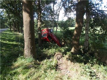Es hätte noch wesentlich schlimmer kommen können. Eine 18-Jährige aus Midlum ist am Sonntag von der Fahrbahn zwischen Fickmühlen und Neuenwalde abgekommen. Sie wurde nur leicht verletzt.