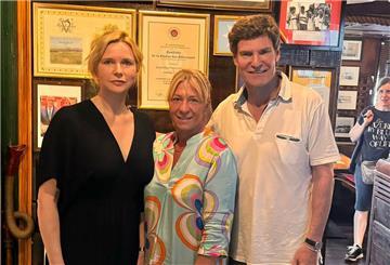 Es hat ihnen „fantastisch“ geschmeckt: Veronica Ferres (l). und Carsten Maschmeyer (r.) mit der Bremerhavener Restaurantchefin Tanja Natusch (Mitte).