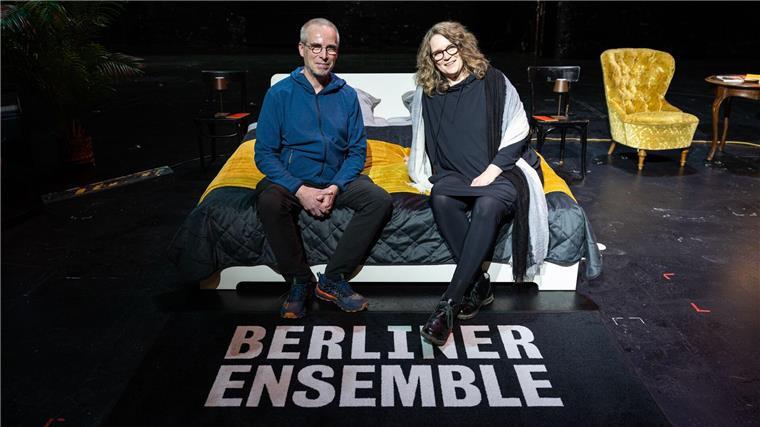 Eine Nacht auf der Theaterbühne - Aktion gegen Kürzungen „Es hat mit der Freundschaft zum Theater zu tun“, sagen Stefanie und Christoph Siegmann.