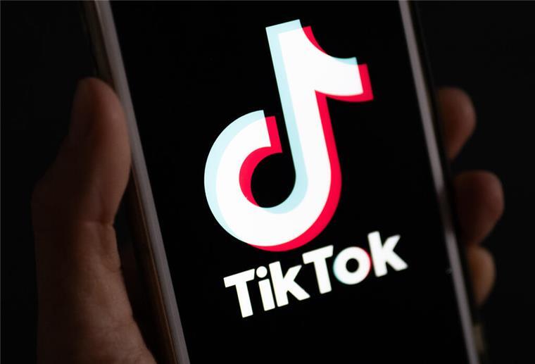 Auf einem Smartphone wird das Logo von Tiktok angezeigt. Die Plattform ist in den USA aktuell verboten.