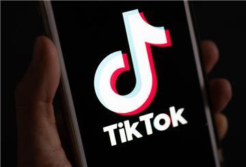 Auf einem Smartphone wird das Logo von Tiktok angezeigt. Die Plattform ist in den USA aktuell verboten.