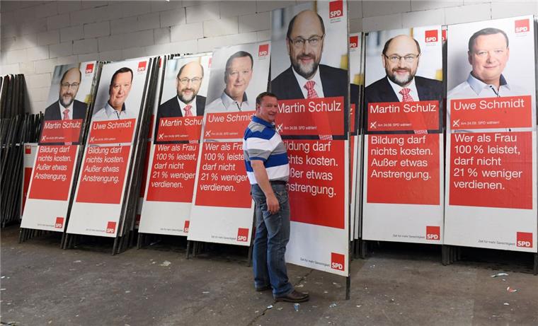 Wahlkampf in Bremerhaven: Ab 11 Uhr darf geklebt werden Es ist angerührt: Die SPD ist die einzige Partei, die ihre Plakate nicht hängt, sondern auf wiederverwendbare Plakatständer in Bremerhaven setzt. Der SPD-Kandidat Uwe Schmidt (Foto) hat mit Genossen 250 Liter Kleister angerührt, um die Plakate für den Bundestagswahlkampf aufzukleben.