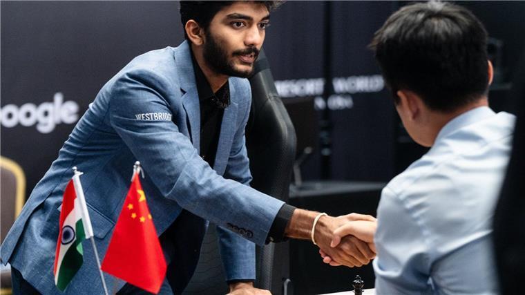 Indisches Wunderkind jetzt jüngster Schach-Weltmeister Es ist besiegelt: Titelverteidiger Ding Liren (r) räumt seine Niederlage gegen Gukesh ein.