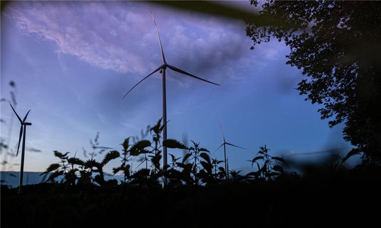 Es ist dunkel, alle roten Lichter sind abgeschaltet. Bei Bedarf, beispielsweise beim Überfliegen der Windräder, werden die Lichter an Turm und Gondel selbstständig ein- und später wieder ausschaltet. Foto: Hartmann