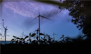Es ist dunkel, alle roten Lichter sind abgeschaltet. Bei Bedarf, beispielsweise beim Überfliegen der Windräder, werden die Lichter an Turm und Gondel selbstständig ein- und später wieder ausschaltet. Foto: Hartmann