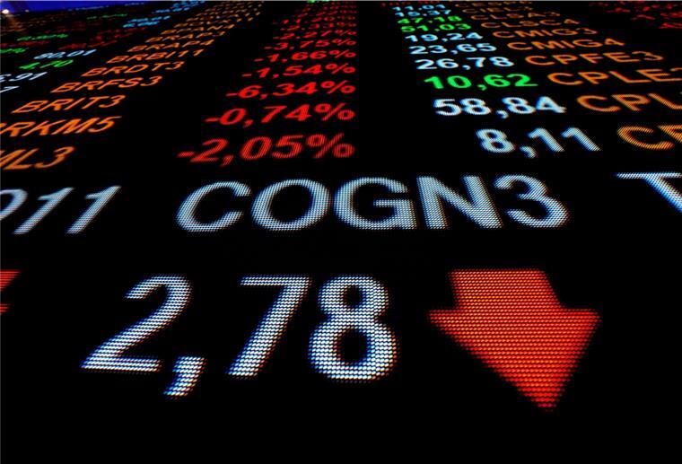 Geld anlegen: Experte blickt auf Chancen und Risiken Blick auf die Börsen-Charts