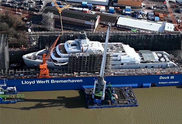 Nur Rönner kann die Bremerhavener Lloyd Werft retten In der Lloyd Werft Bremerhaven wird an einer Jacht gebaut.