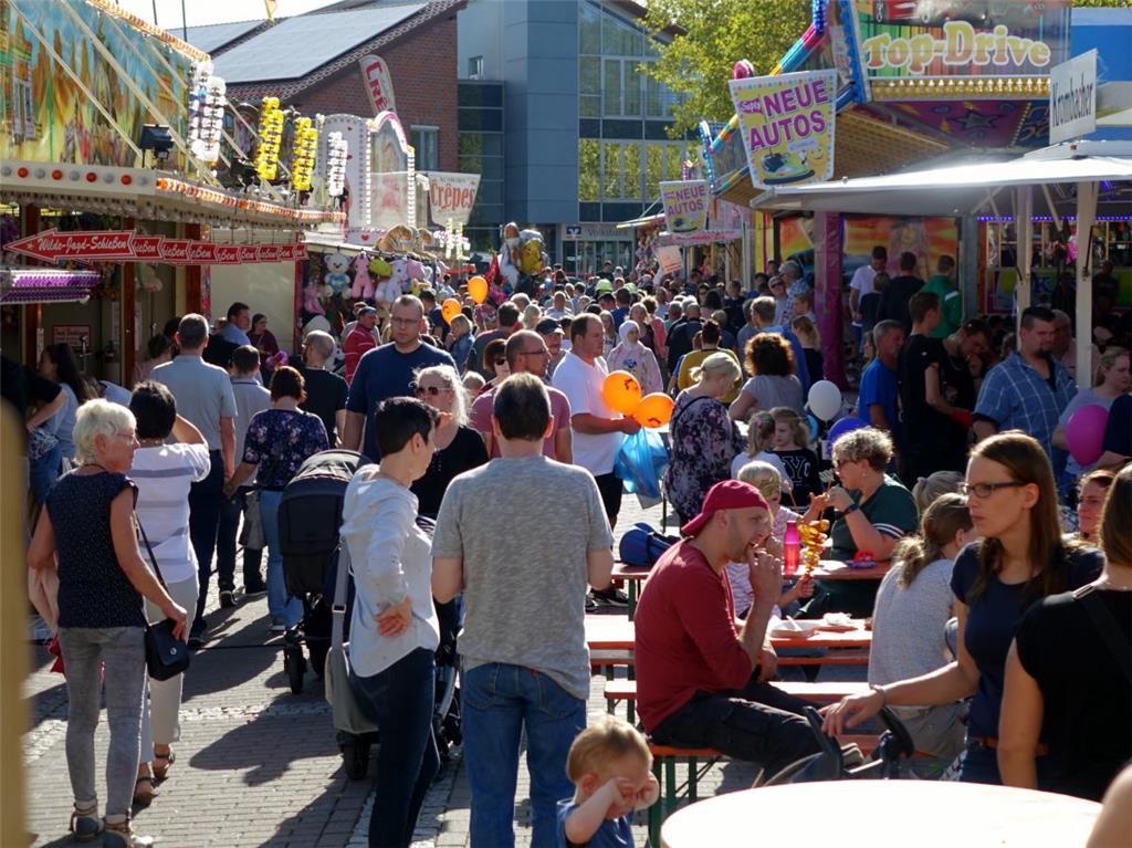 Es ist ordentlich was los an den Ständen. Herbstmarkt in Beverstedt. Foto: Heins