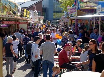 Es ist ordentlich was los an den Ständen. Herbstmarkt in Beverstedt. Foto: Heins
