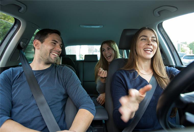 Hohe Strafe: Diesen Gegenstand solltet ihr nicht im Auto dabeihaben Es ist verboten Messer mit im Auto zu führen. Also, Messer lieber zu Hause lassen.