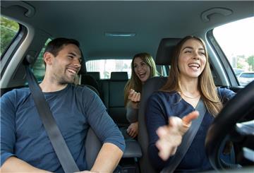 Es ist verboten Messer mit im Auto zu führen. Also, Messer lieber zu Hause lassen.
