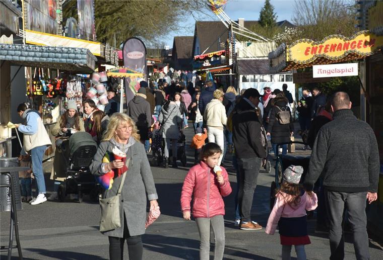 Das Foto zeigt Marktbesucher.