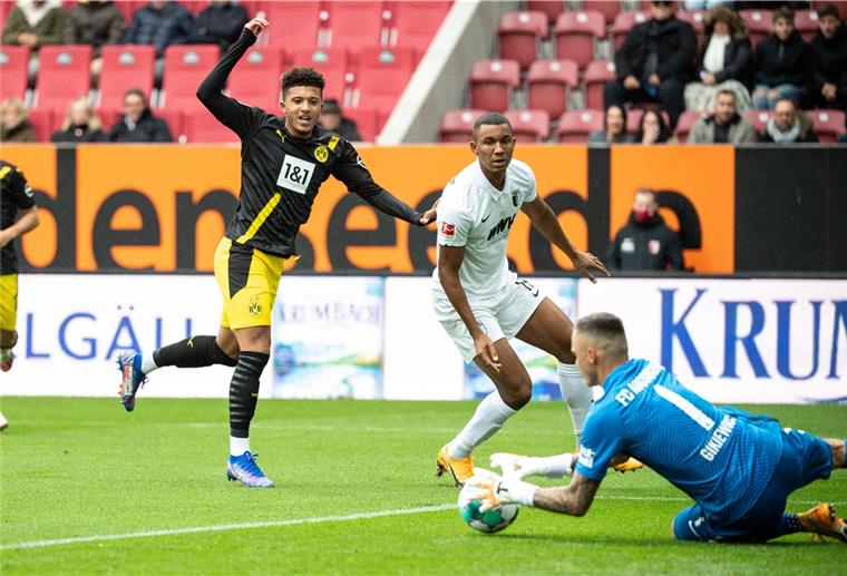 Bundesliga: Ein Dämpfer für Dortmund Es klappt einfach nicht für Dortmund: Torwart Rafal Gikiewicz von Augsburg (rechts) kann den Ball von Jadon Sancho halten.