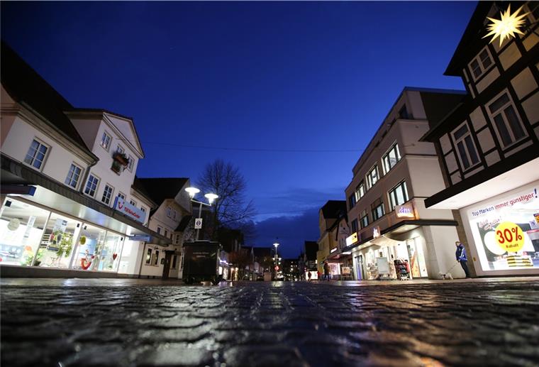 Altmaier: Über Ausgangssperren wird gesprochen Leere Straßen und kaum Passanten sind in der ansonsten menschenleeren Innenstadt am späten Nachmittag zu sehen. Angesichts hoher Corona-Neuinfektionszahlen plant der Landkreis Gifhorn eine Ausgangssperre und ein weitreichendes Kontaktverbot.