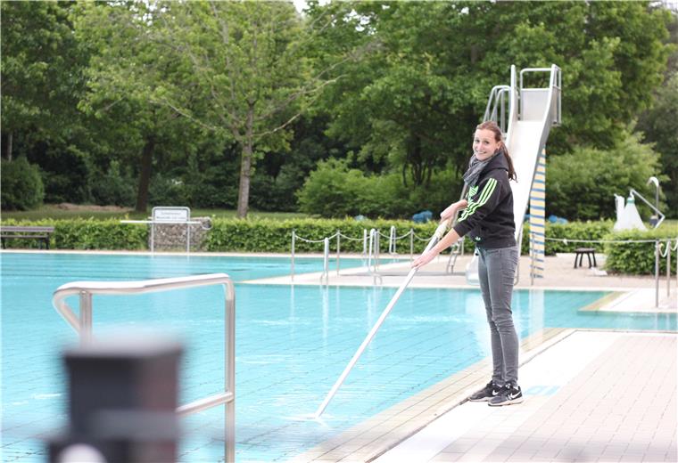Fördervereine machen sich für Bäderöffnung stark Es könnte losgehen: Schwimmmeisterin Kim Peyman bereitet das Wilstedter Freibad bereits seit Wochen für den Badebetrieb vor.