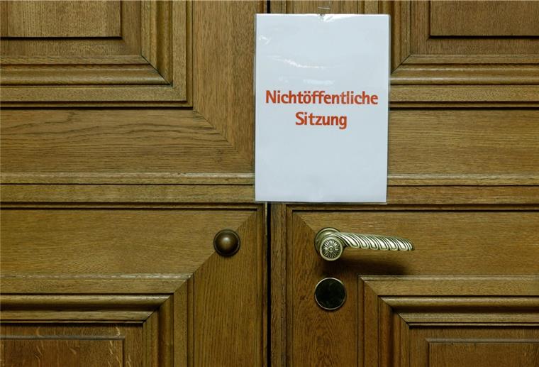 Ein Schild mit der Aufschrift "Nichtöffentliche Sitzung" hängt an einer Holztür.