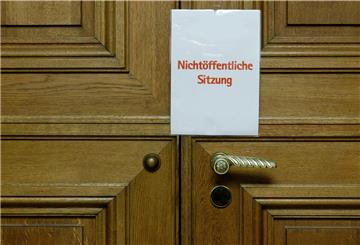Ein Schild mit der Aufschrift "Nichtöffentliche Sitzung" hängt an einer Holztür.