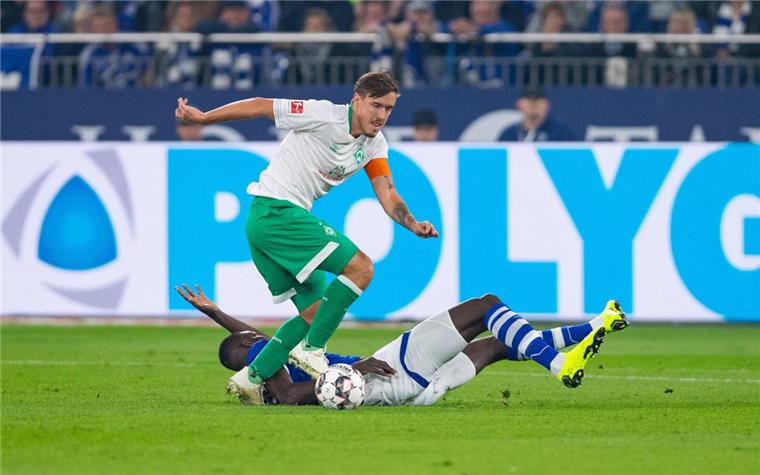 Bremen dank Eggestein und 2:0 gegen Schalke auf Rang zwei Es läuft bestens für Werder Bremen: Auch in dieser Situation ist Werders Max Kruse (vorne) schneller als Schalkes Salif Sane. Am Ende gewann die Elf von Trainer Florian Kohfeldt 2:0.