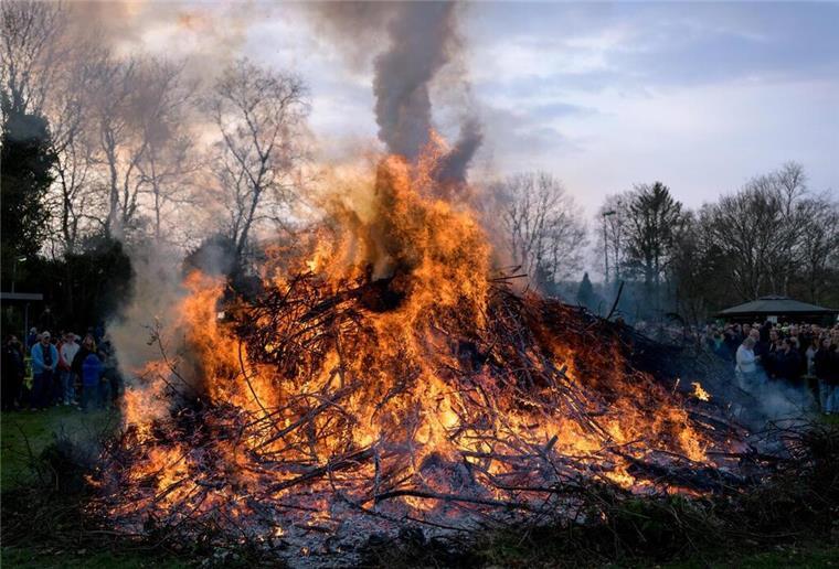 Osterfeuer im Bürgerpark mit 1000 Gästen Es lodert lustig in der Bremerhavener Siedlung am Bürgerpark: Das Osterfeuer ist ein Highlight im Jahreskalender der Siedler und ihrer Gäste von nah und fern.