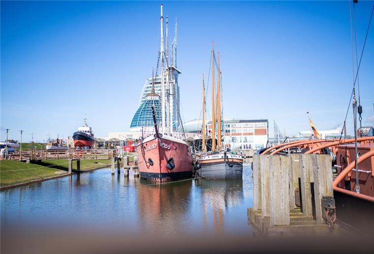 Bremerhavener Museumsflotte wartet weiter auf Hilfe Es müsste jetzt dringend ein Fahrplan zur Sanierung der Schiffe im Museumshafen auf die Beine gestellt werden. Aber dazu muss die Finanzierung gesichert sein. Der Anteil der Stadt ist allerdings noch nicht unter Dach und Fach. Foto: Hartmann
