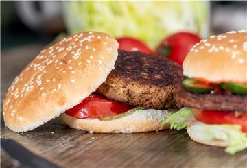 Es muss nicht immer Fleisch sein: Geschmacklich überzeugen auch vegetarische Patties im Burger.
