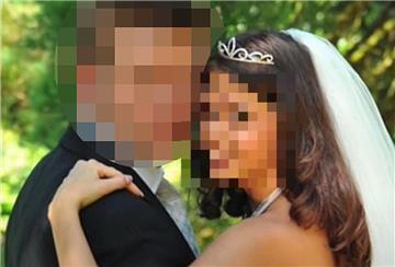 Ein Hochzeitsfoto. Die Gesichter sind unkenntlich gemacht.