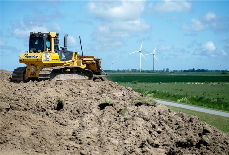 Es sei notwendig, die Deiche entlang der niedersächsischen Nordseeküste bis zum Jahr 2100 auf 11,80 Meter zu erhöhen, so der Deichband-Vorsteher.