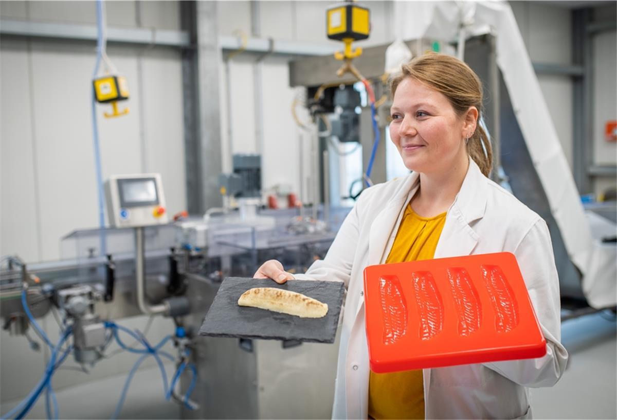 Fischereihafen: Bei Biozoon gibt’s Brot ohne Krümel Es sieht aus wie Fisch, es schmeckt wie Fisch – es ist aber eine neue Erfindung:Lebensmitteltechnologin Ann-Kristin Schwarze und ihre Kollegen entwickeln Produkte für Menschen mit Kau- und Schluckstörungen.