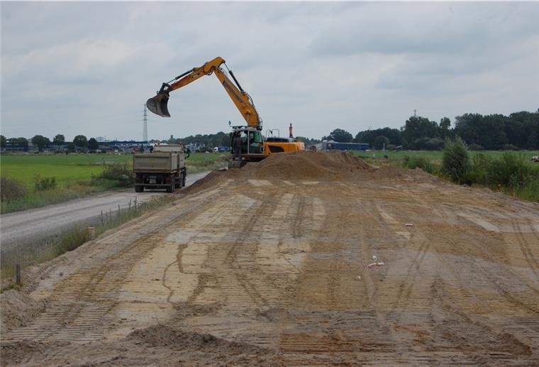 Jetzt kommt der Sand weg Es sind insgesamt 180000 Kubikmeter Sand, die nun nach der Vorbelastung des Untergrunds für die neue Straße abgefahren werden.